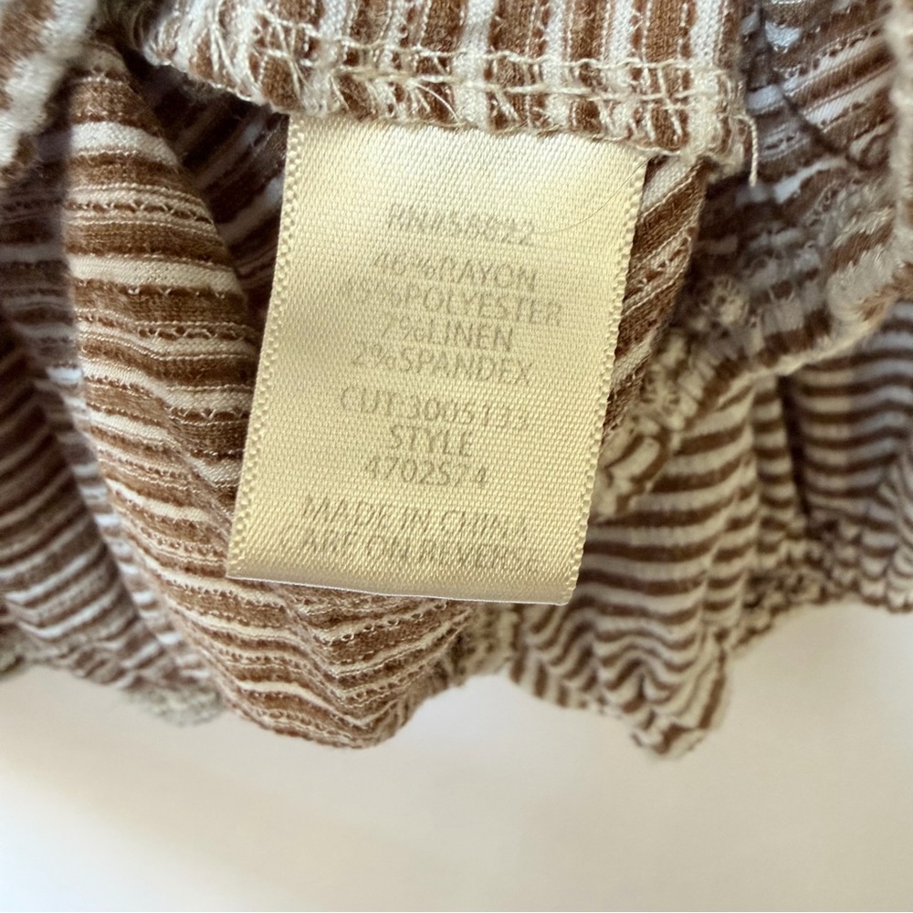 Max Studio Off-Shoulder Striped blouse in Beige and White - Picture 6 of 9